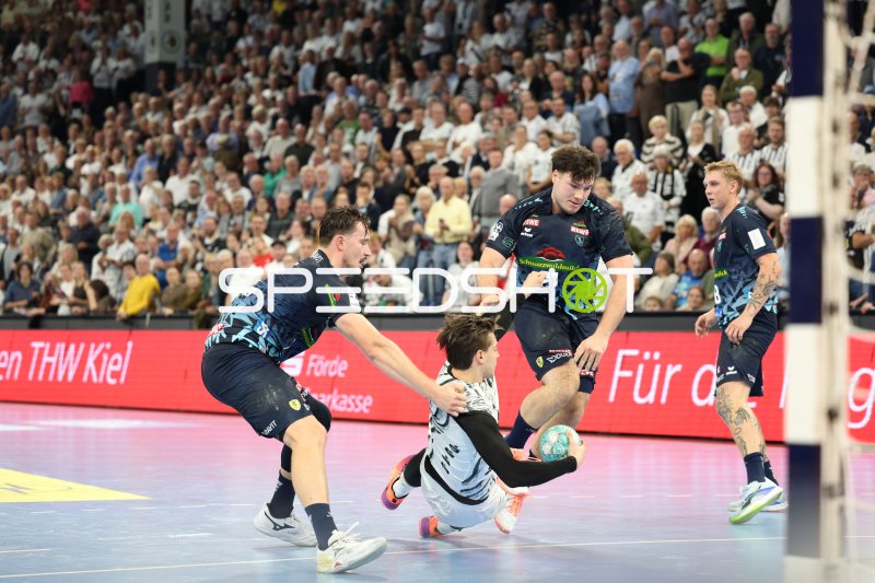 Aron Seesing (#21; Rhein Neckar Löwen) im Angriff gegen Bergischer HC