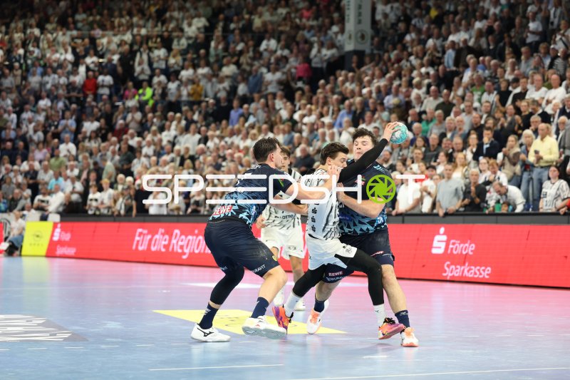 Aron Seesing (#21; Rhein Neckar Löwen) im Zweikampf gegen Bergischer HC