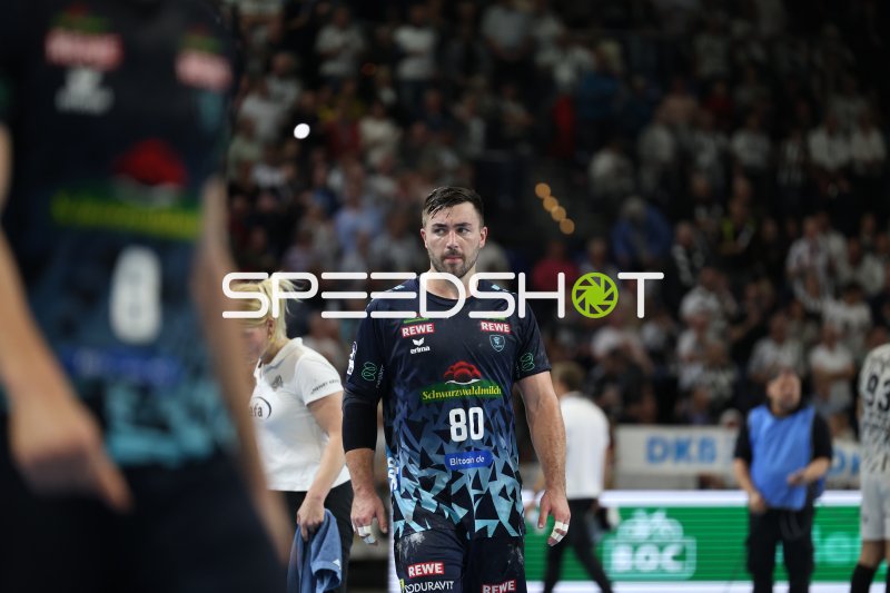 Jannik Kohlbacher (#80; Rhein Neckar Löwen) beim Spielerwechsel in der Merkur Ostseehalle