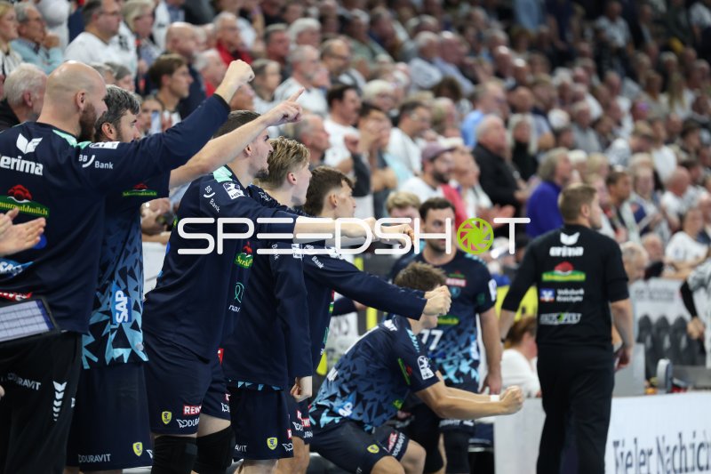Rhein Neckar Löwen-Spieler in der Coaching-Zone während Spielunterbrechung