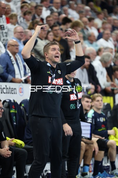 Michel Abt jubelt an der Seitenlinie der Rhein Neckar Löwen