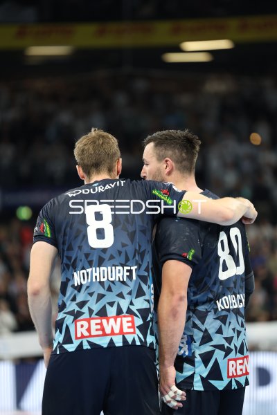 Tim Nothdurft (#8; Rhein Neckar Löwen) und Jannik Kohlbacher (#80; Rhein Neckar Löwen) in der Spielpause