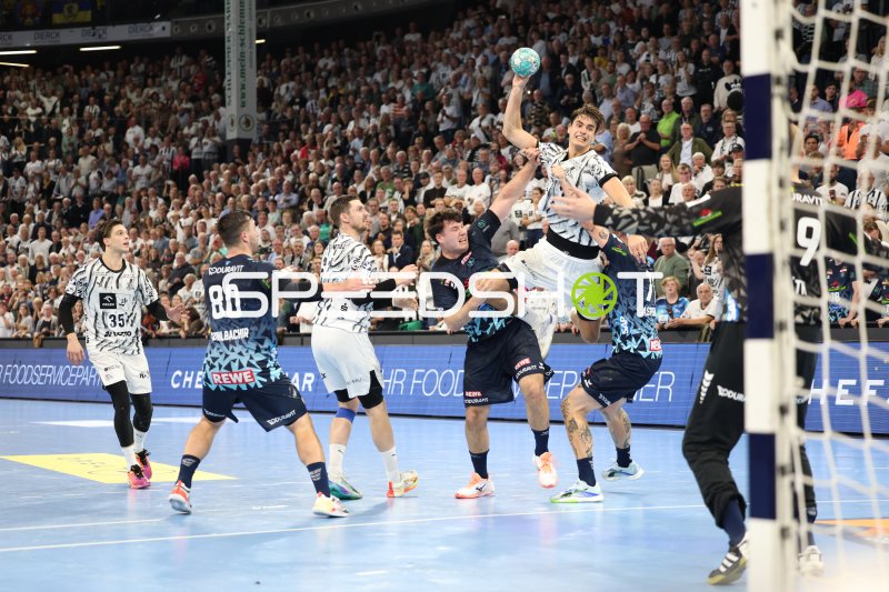 Domen Makuc (#35; THW Kiel) im Sprungwurf gegen die Abwehr