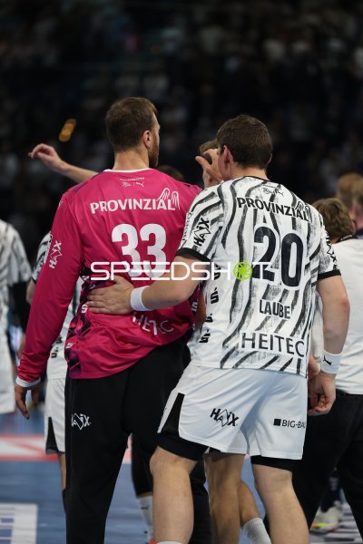 Lukas Laube (#20; THW Kiel) und Gegenspieler nach Spielende in der Merkur Ostseehalle