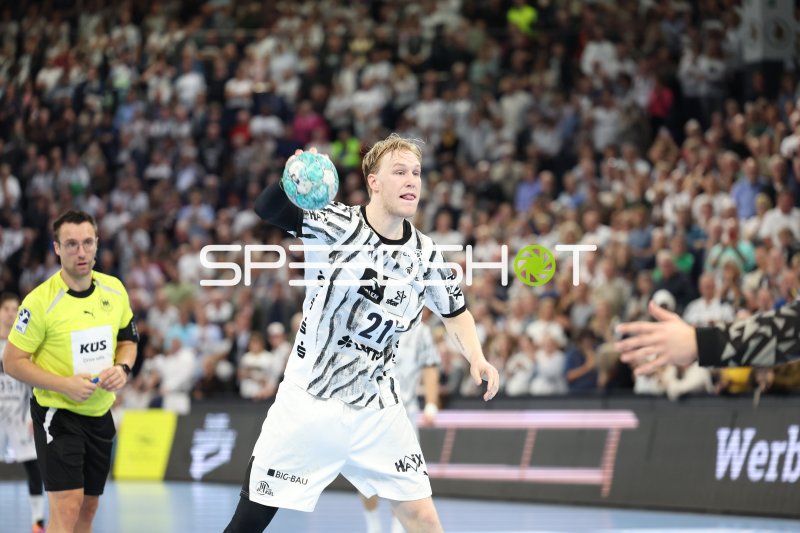 Eric Johansson (#21; THW Kiel) im Sprungwurf gegen die Rhein Neckar Löwen