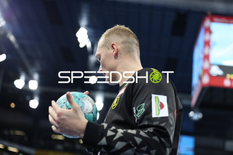 Spieler der Rhein Neckar Löwen mit Ball in der Merkur Ostseehalle