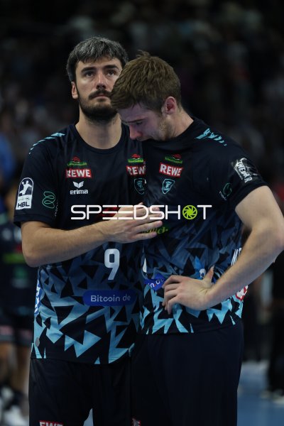 Jacob Arenth Lassen (#9; Rhein Neckar Löwen) im Gespräch mit Teamkollege
