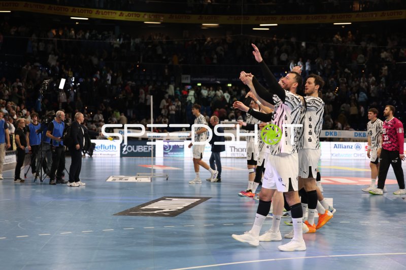 THW Kiel Spieler jubeln nach Sieg in der Merkur Ostseehalle