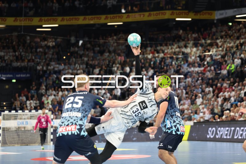Domen Makuc (#35; THW Kiel) gegen Jannik Kohlbacher (#80; Rhein Neckar Löwen) im Luftduell
