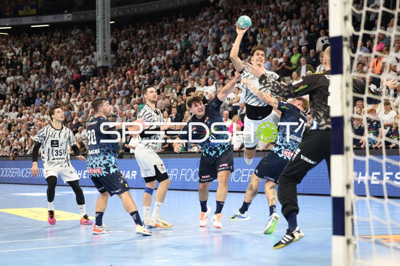 Hendrik Pekeler (#61; THW Kiel) im Sprungwurf gegen Jannik Kohlbacher (#80; Rhein Neckar Löwen)