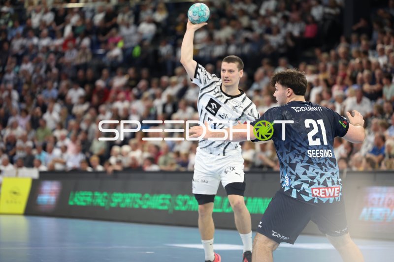 Elias Ellefsen á Skipagøtu (#71; THW Kiel) im Sprungwurf gegen Aron Seesing