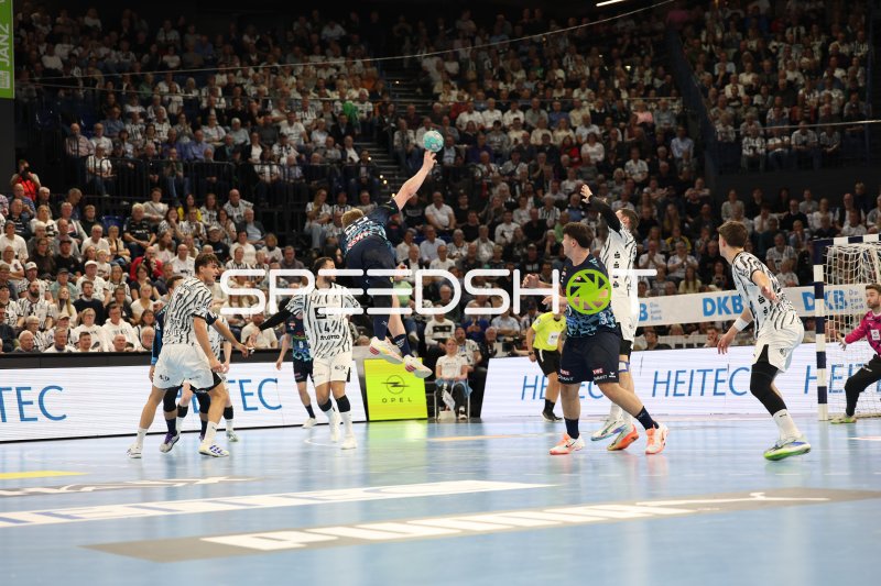 Domagoj Duvnjak (#4; THW Kiel) im Sprungwurf gegen Rhein Neckar Löwen