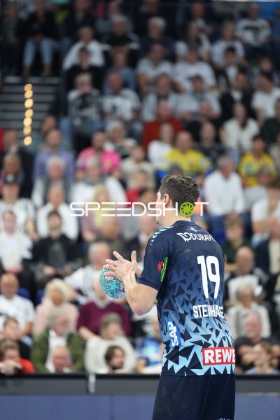 Marius Steinhauser (#19; Rhein Neckar Löwen) mit Ball vor Zuschauern
