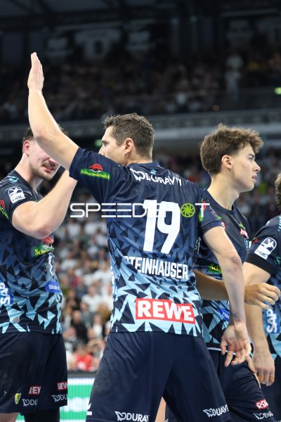 Niclas Mierzwa (#11; Rhein Neckar Löwen) jubelt mit Teamkollegen