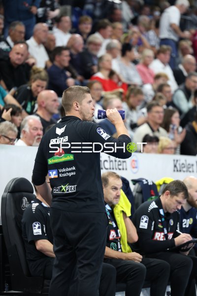 Spieler der Rhein Neckar Löwen an der Seitenlinie in der Merkur Ostseehalle
