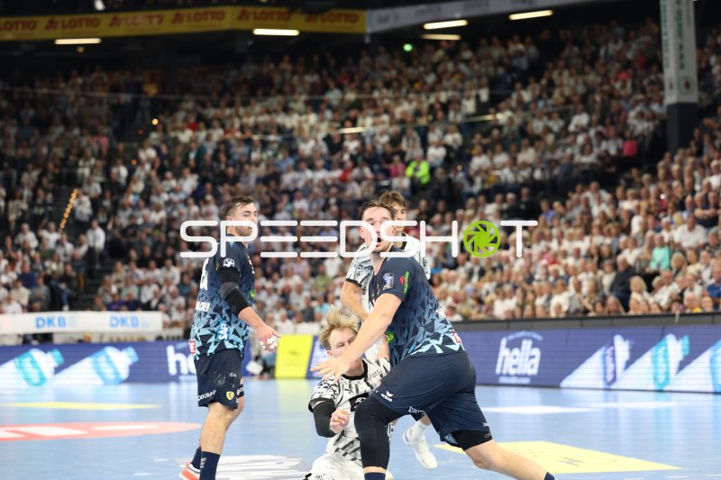 Jannik Kohlbacher (#80; Rhein Neckar Löwen) und Robert Timmermeister (#7; Rhein Neckar Löwen) in Spielaktion