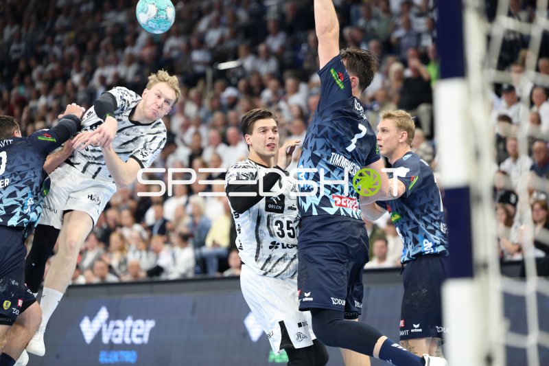 Domen Makuc (#35; THW Kiel) im Sprungwurf gegen Rhein Neckar Löwen