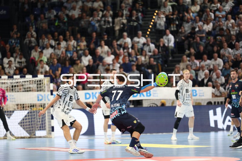 Spieler der Rhein Neckar Löwen im Sprungwurf gegen THW Kiel