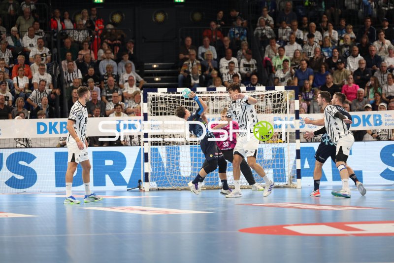 Spieler der Rhein Neckar Löwen im Sprungwurf gegen THW Kiel