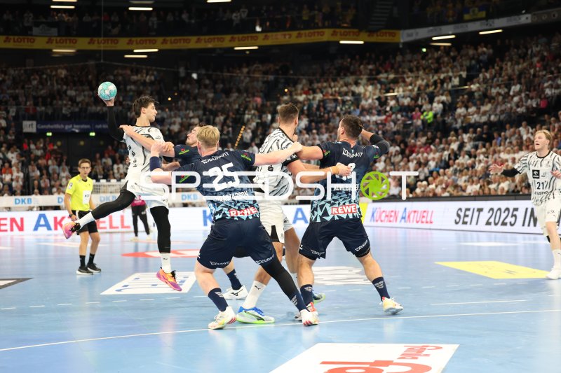 Eric Johansson (#21; THW Kiel) im Sprungwurf gegen Rhein Neckar Löwen-Abwehr