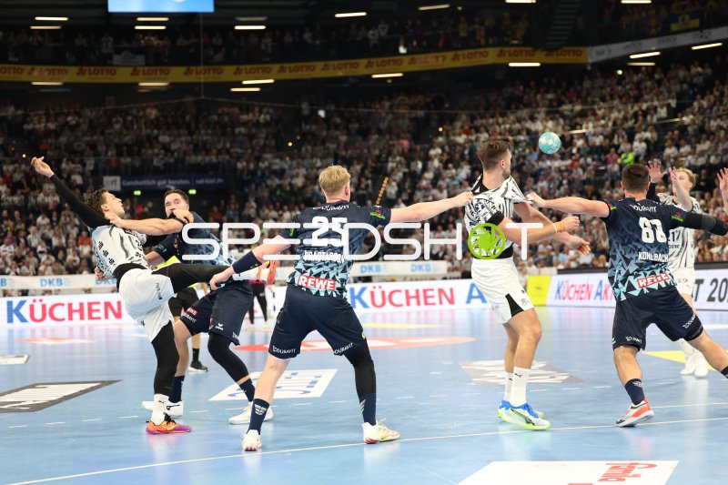 Robert Timmermeister (#7; Rhein Neckar Löwen) in der Abwehr gegen THW Kiel