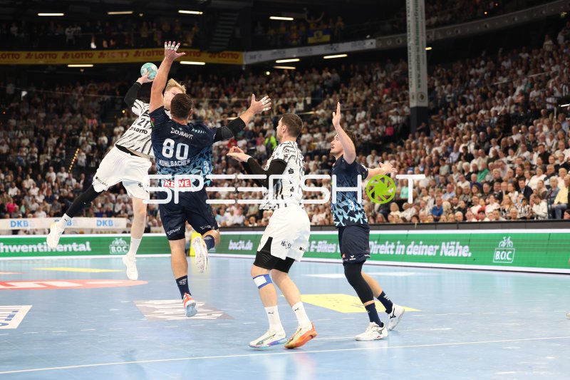 Jannik Kohlbacher (#80; Rhein Neckar Löwen) im Sprungwurf gegen THW Kiel