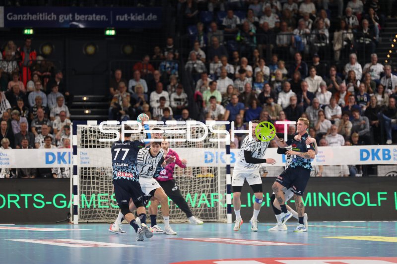 Edwin Aspenbäck (#78; Rhein Neckar Löwen) im Sprungwurf gegen THW Kiel