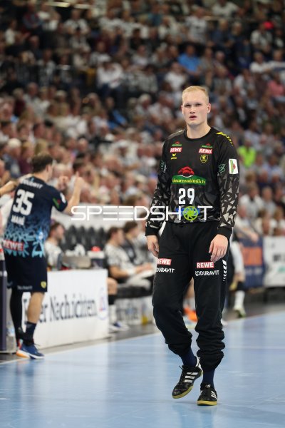 David Späth (#29; Rhein Neckar Löwen) beim Aufwärmen in der Merkur Ostseehalle