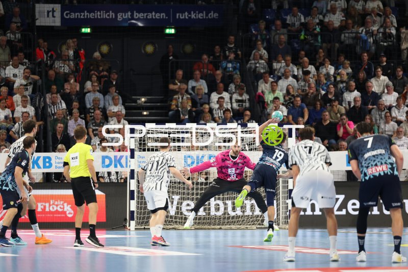 Andreas Wolff (#33; THW Kiel) pariert Sprungwurf in der Merkur Ostseehalle