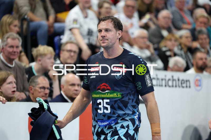 Kentin Mahé (#35; Rhein Neckar Löwen) an der Seitenlinie