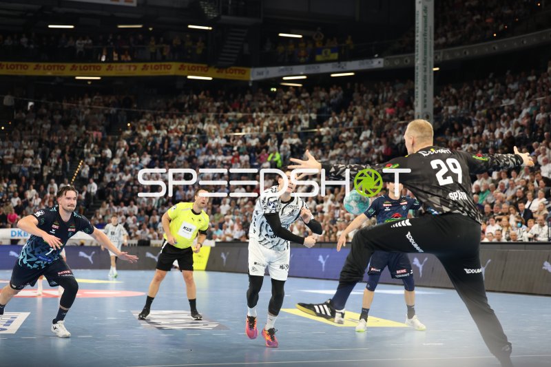 Domen Makuc (#35; THW Kiel) gegen Robert Timmermeister (#7; Rhein Neckar Löwen) im Angriff