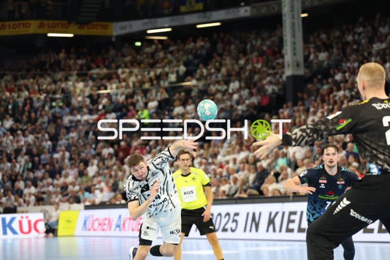 Robert Timmermeister (#7; Rhein Neckar Löwen) im Sprungwurf gegen THW Kiel
