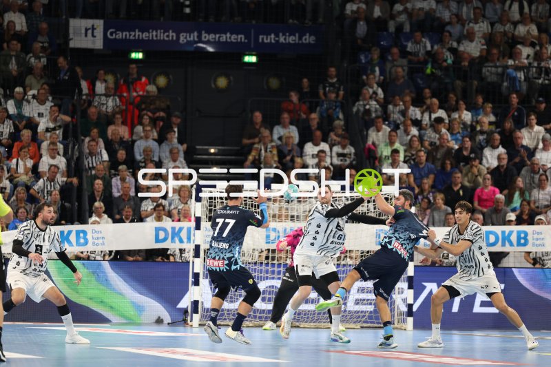 Hendrik Pekeler (#61; THW Kiel) in der Abwehr gegen Dani Baijens (#77; Rhein Neckar Löwen)