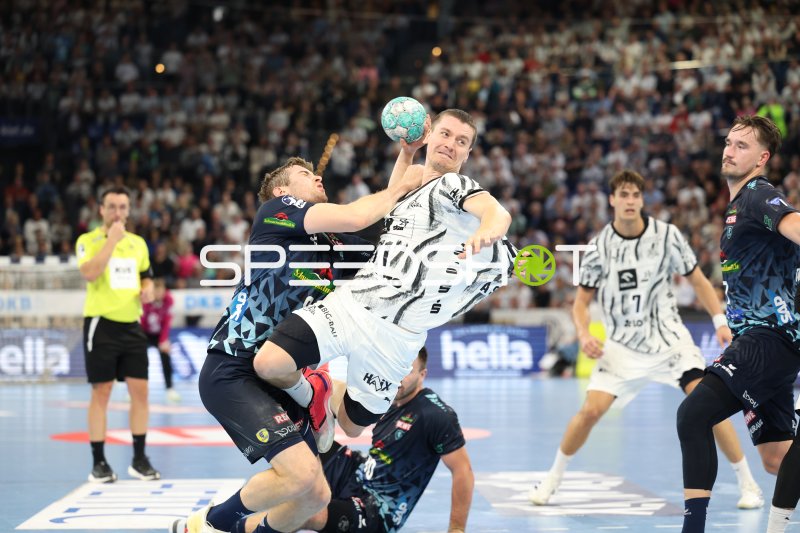 Elias Ellefsen á Skipagøtu (#71; THW Kiel) im Sprungwurf gegen Robert Timmermeister (#7; Rhein Neckar Löwen)