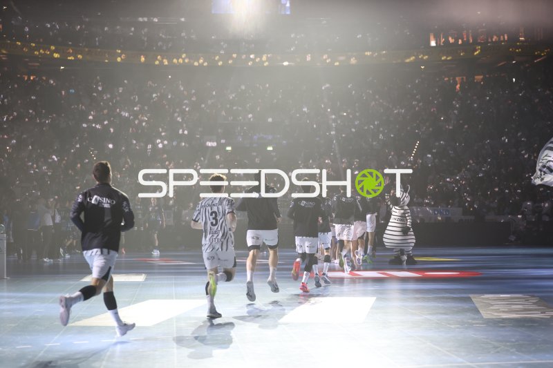 THW Kiel und Rhein Neckar Löwen beim Einlaufen in der Merkur Ostseehalle