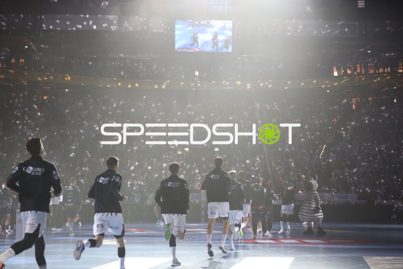 THW Kiel beim Einlaufen in der Merkur Ostseehalle