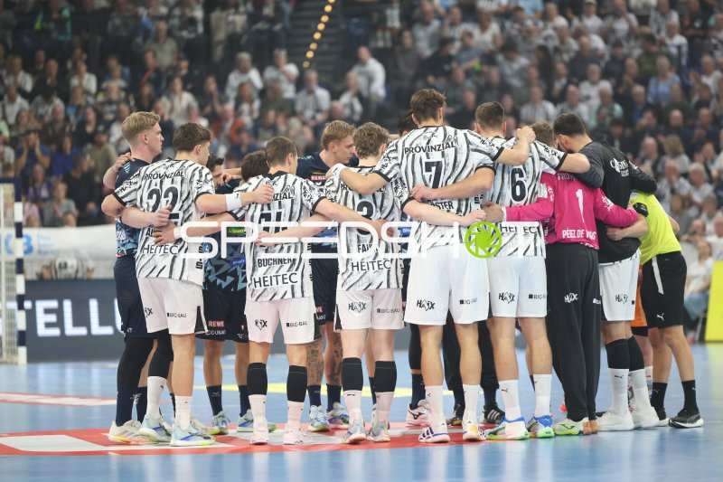 THW Kiel und Rhein Neckar Löwen in der Mannschaftsbesprechung