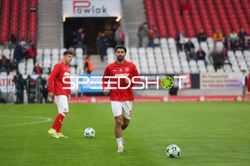 Ekin Çelebi (#26; Rot-Weiss Essen) beim Aufwärmen im Stadion an der Hafenstraße
