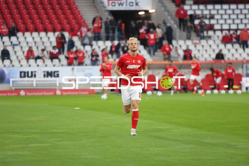 Ben Hüning (#15; Rot-Weiss Essen) beim Aufwärmen im Stadion an der Hafenstraße