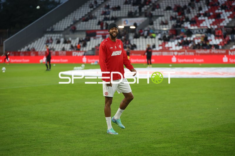 Ruben Reisig (#16; Rot-Weiss Essen) beim Aufwärmen im Stadion an der Hafenstraße