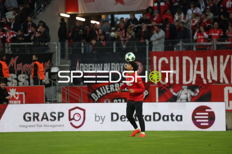 Cedric Harenbrock (Rot-Weiss Essen) im Kopfballspiel
