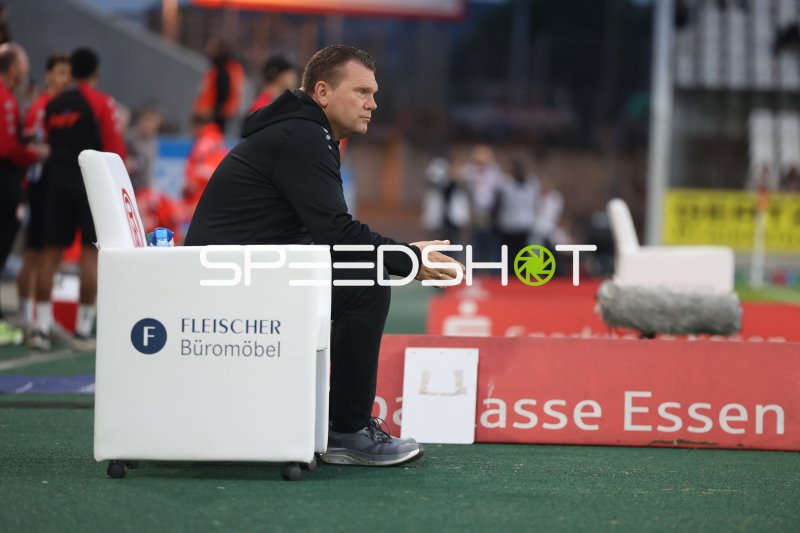 Uwe Koschinat beobachtet das Spiel von der Trainerbank