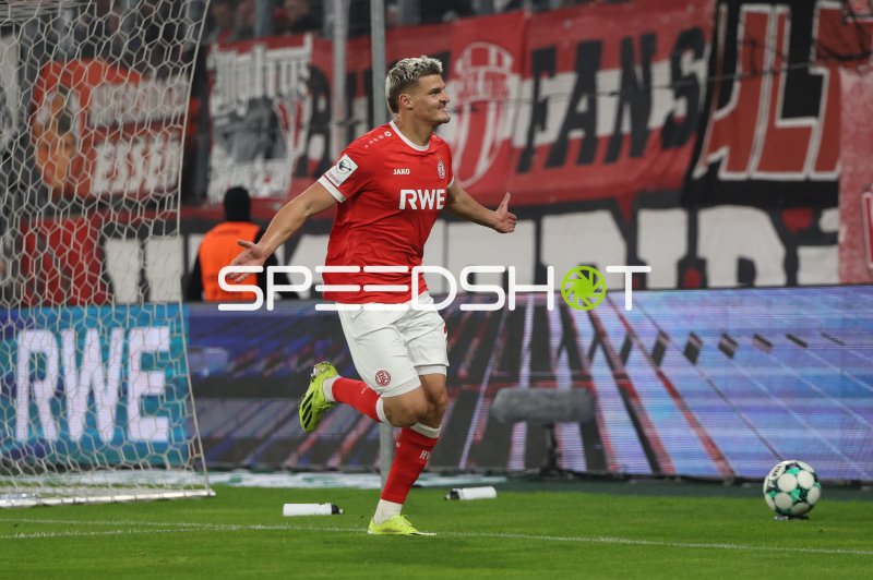 Marek Janssen (#20; Rot-Weiss Essen) jubelt nach Tor
