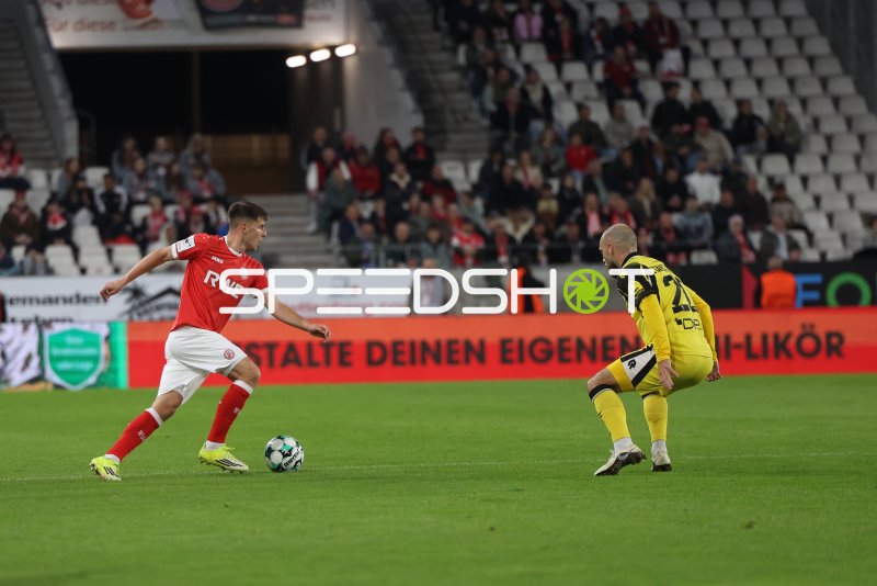 Cedric Harenbrock (Rot-Weiss Essen) dribbelt gegen SC Fortuna Köln