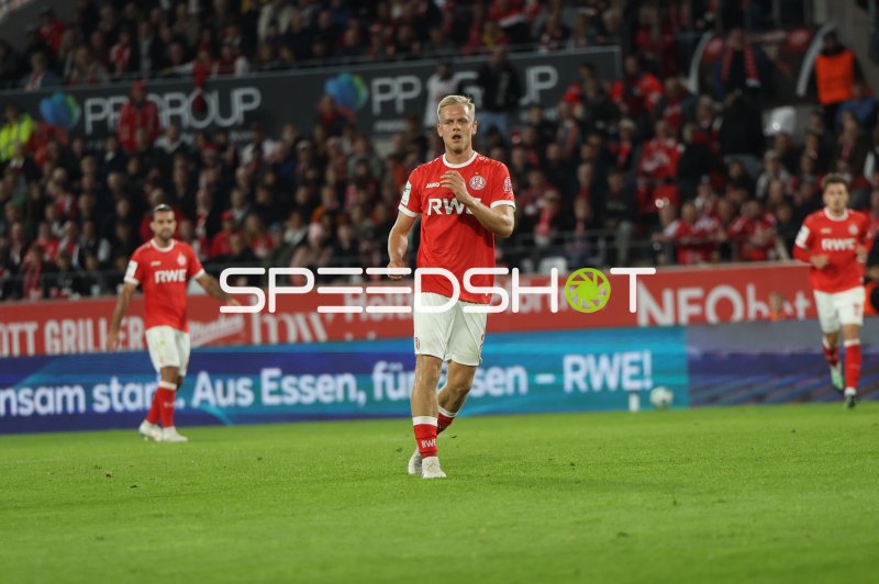 Janne Sietan (#22; Rot-Weiss Essen) im Spielaufbau