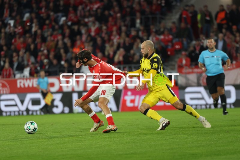 Cedric Harenbrock (Rot-Weiss Essen) im Zweikampf gegen SC Fortuna Köln