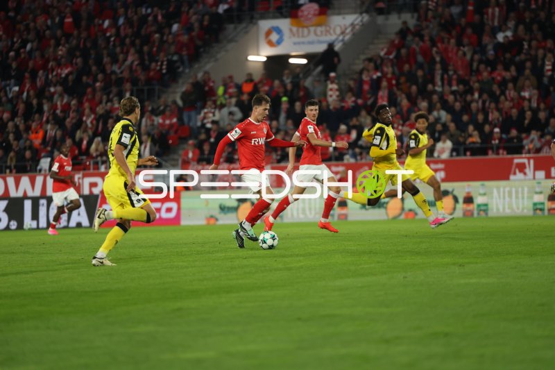 Semir Telalović (#17; Rot-Weiss Essen) dribbelt gegen SC Fortuna Köln