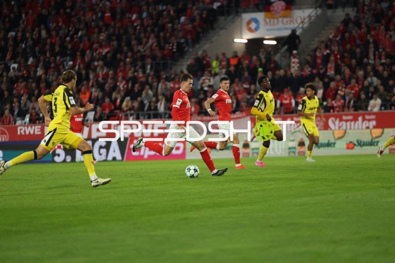 Semir Telalović (#17; Rot-Weiss Essen) im Spielaufbau gegen SC Fortuna Köln