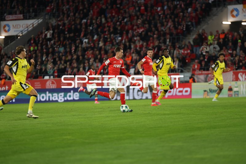 Semir Telalović (#17; Rot-Weiss Essen) dribbelt gegen SC Fortuna Köln