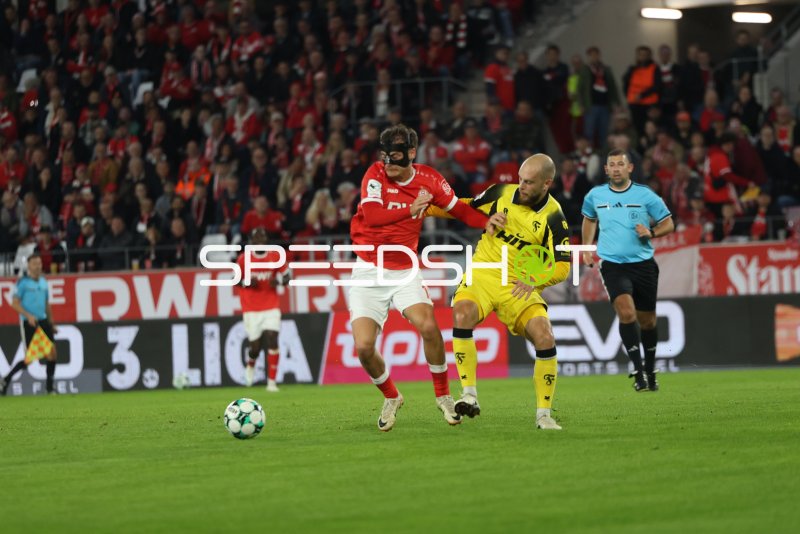 Rot-Weiss Essen gegen SC Fortuna Köln im Zweikampf um den Ball